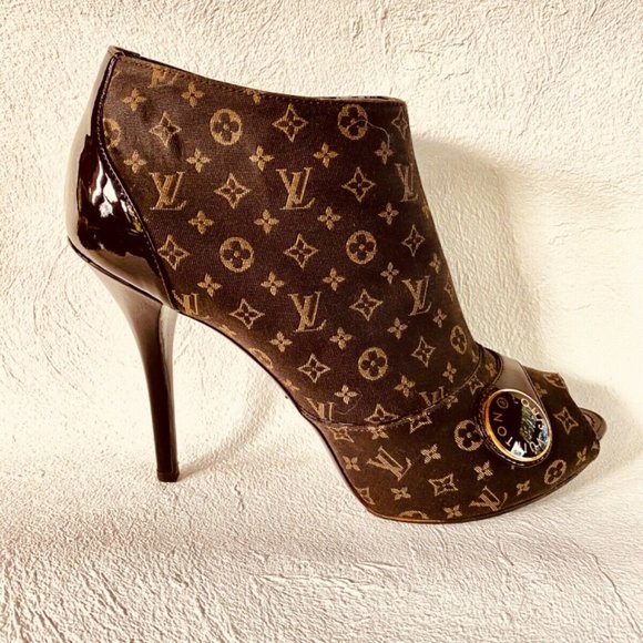 RARE~LOUIS VUITTON~MONOGRAM ~HEELED BOOTS/BOTTIES~SIZE 39